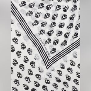 Alexander McQueen scarf in fabric with Skull print